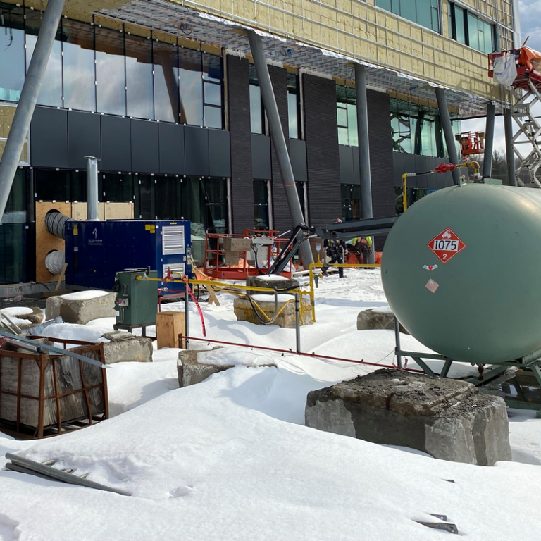 Gestion de l’humidité en période hivernale sur les chantiers de construction