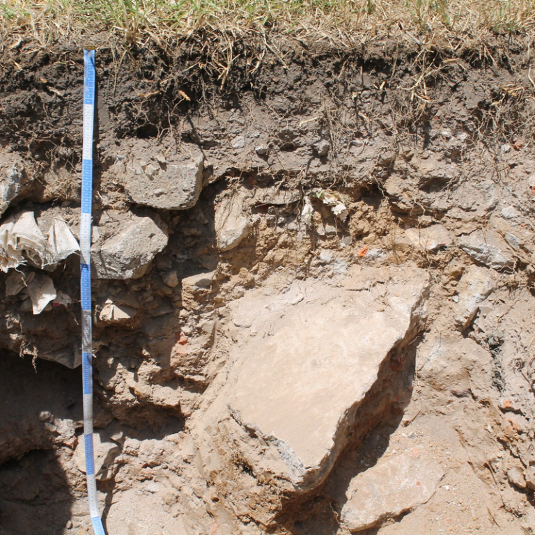 Des décombres à la terre